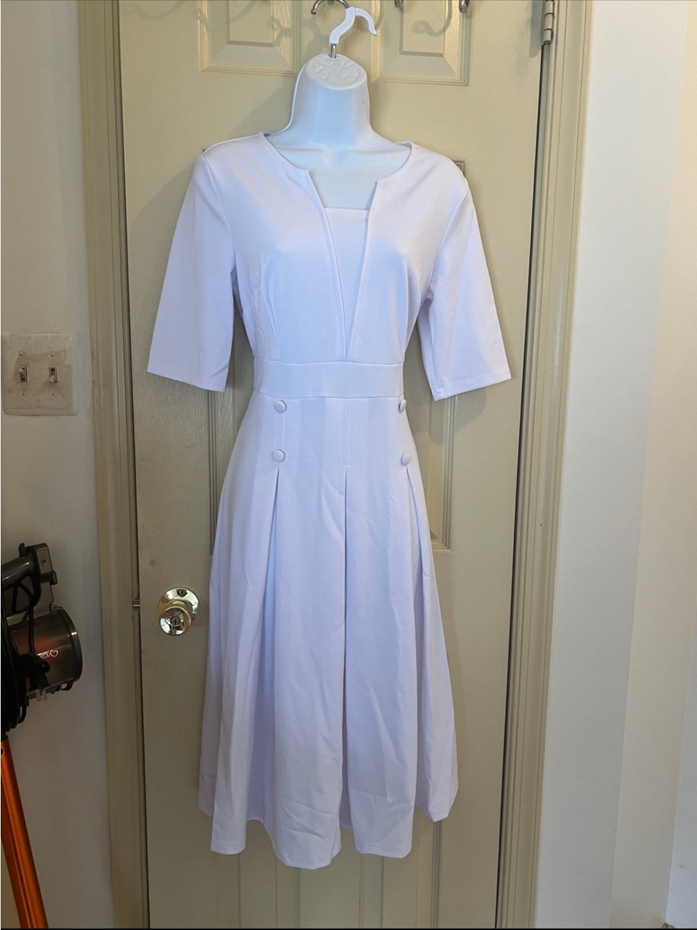 Nwt Elegant White Midi Dress with Structured  size small Waist 30 bust 38 lengt